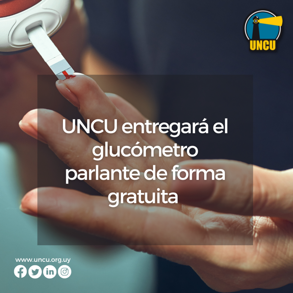 Sobre una fotografía de una persona realizándose un control de glicemia. UNCU entregará el Glucómetro parlante de forma gratuita. Logo y redes sociales de UNCU